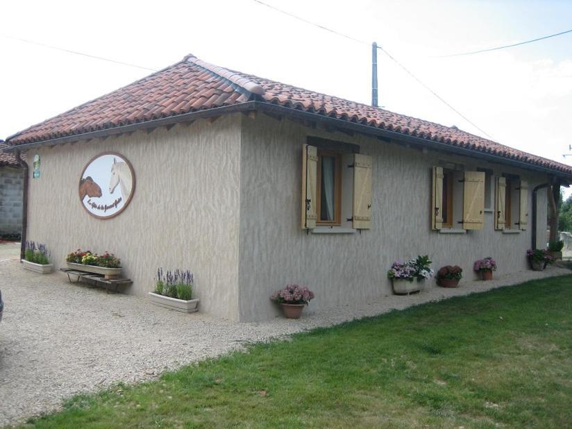 Gite De La Jument Grise Lescheroux Esterno foto